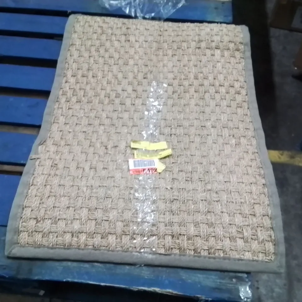 QUALITY DESIGNER AREA RUG - APPROXIMATELY 91X61