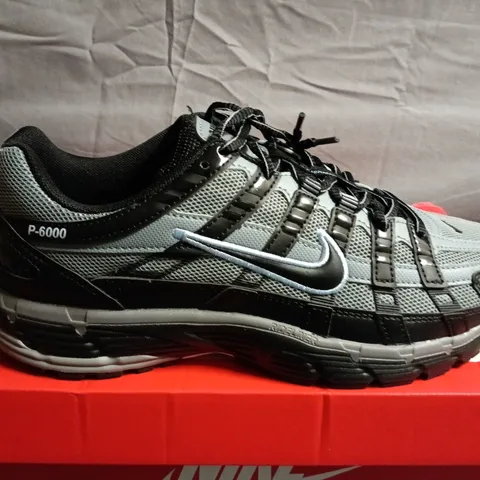 BOXED PAIR OF NIKE P-6000 SE TRAINERS – BLACK/COOL GREY, UK 9