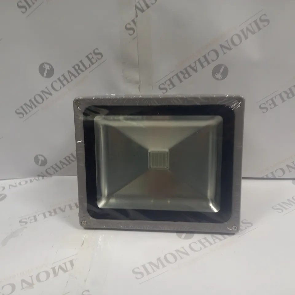 DELTECH MAINTENANCE FREE ENERGY SAVING LED FLOODLIGHT 