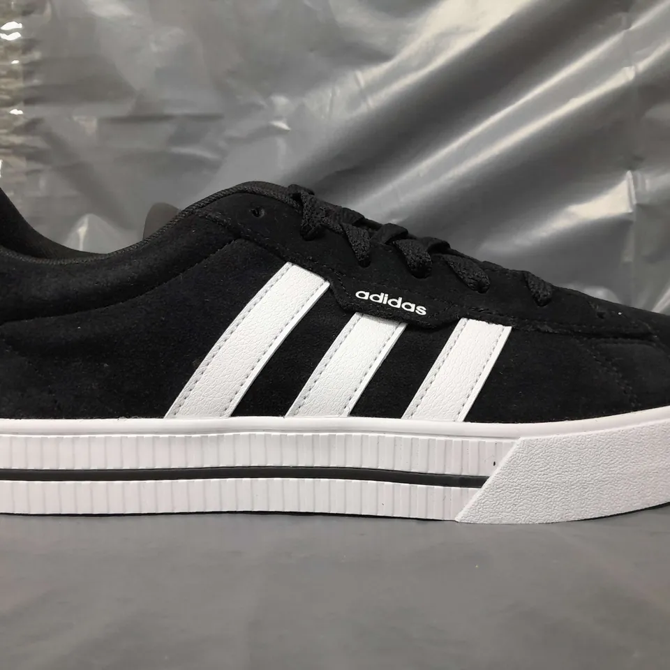 BOXED PAIR OF ADIDAS DAILY 3.0 SHOES IN BLACK/WHITE UK SIZE 10