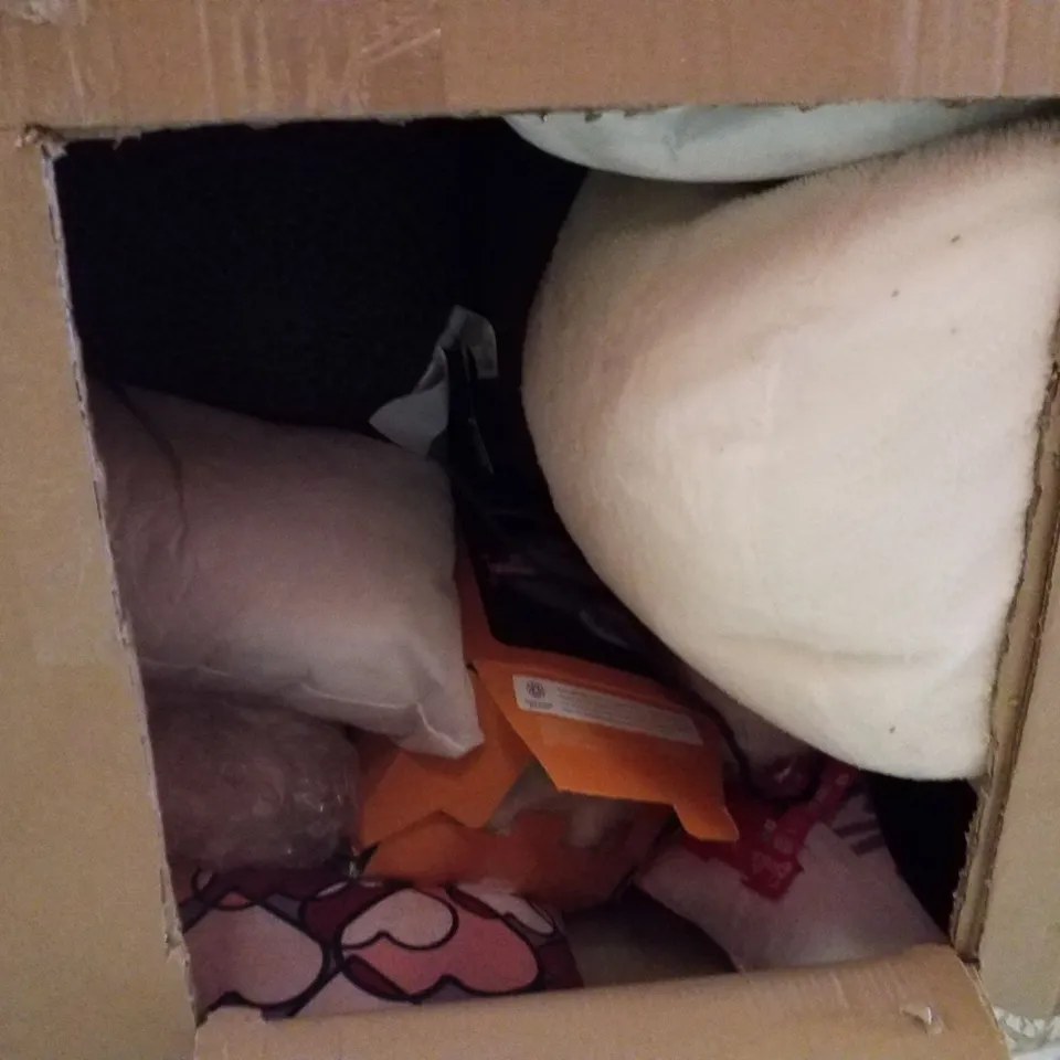 PALLET CONTAINING ASSORTED PILLOWS, CUSHIONS & BEDDING 