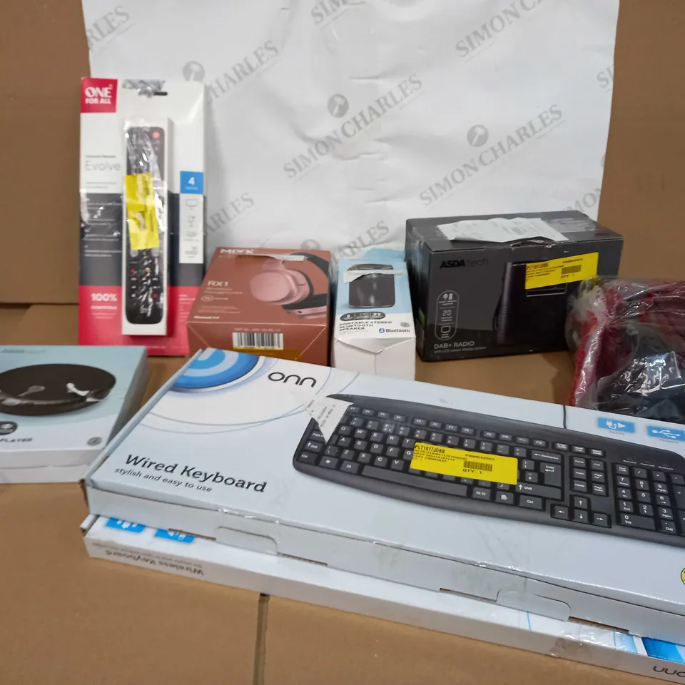 BOX OF APPROXIMATELY 30 ITEMS TO INCLUDE A WIRELESS KEYBOARD, A PAIR OF RX1 WIRELESS HEADPHONES, A PORTAB;E BLUETOOTH SPEAKER AND A EVOLVE TV REMOTE
