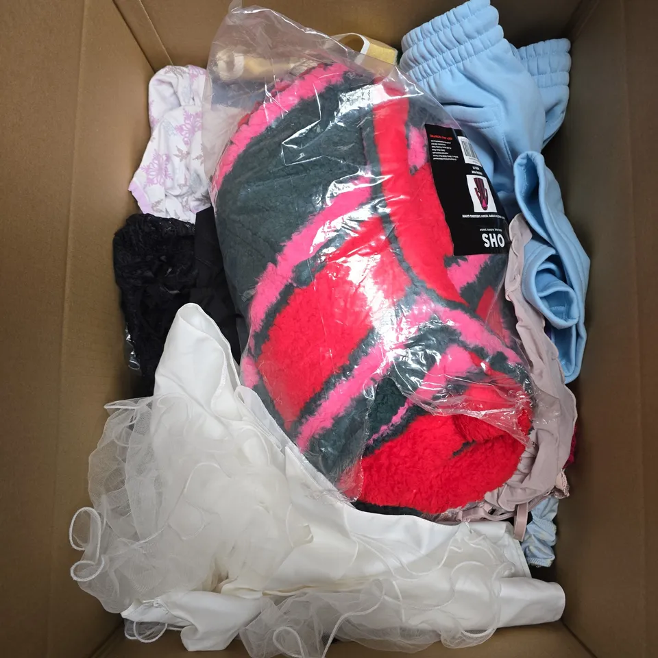 BOX CONTAINING APPROXIMATELY 25 ASSORTED CLOTHING ITEMS