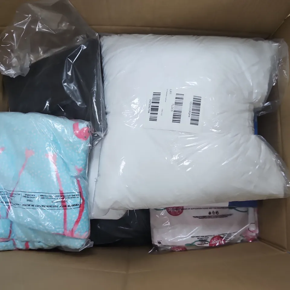 APPROXIMATELY 10 ASSORTED HOUSEHOLD ITEMS TO INCLUDE SINGLE DUVET SETS, FLAMINGO BEACH TOWEL, CUSHIONS, ETC