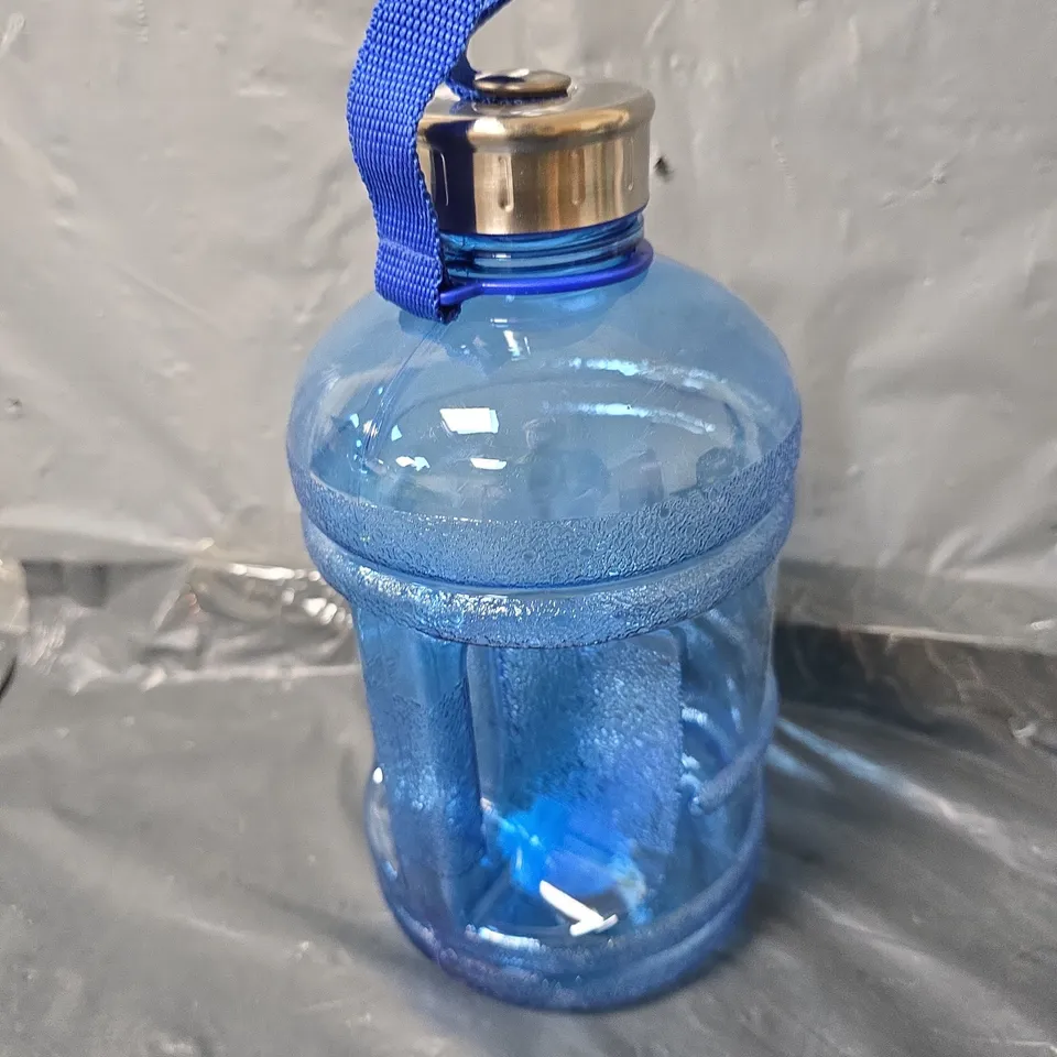 APPROXIMATELY 25 1L GYM BOTTLES IN BLUE