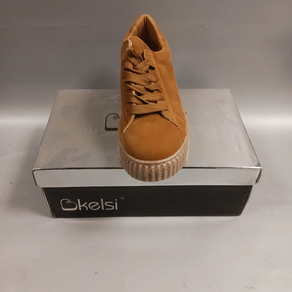 BOXED PAIR OF BKELSI Y118 WEDGE TRAINER IN CAMEL - 5