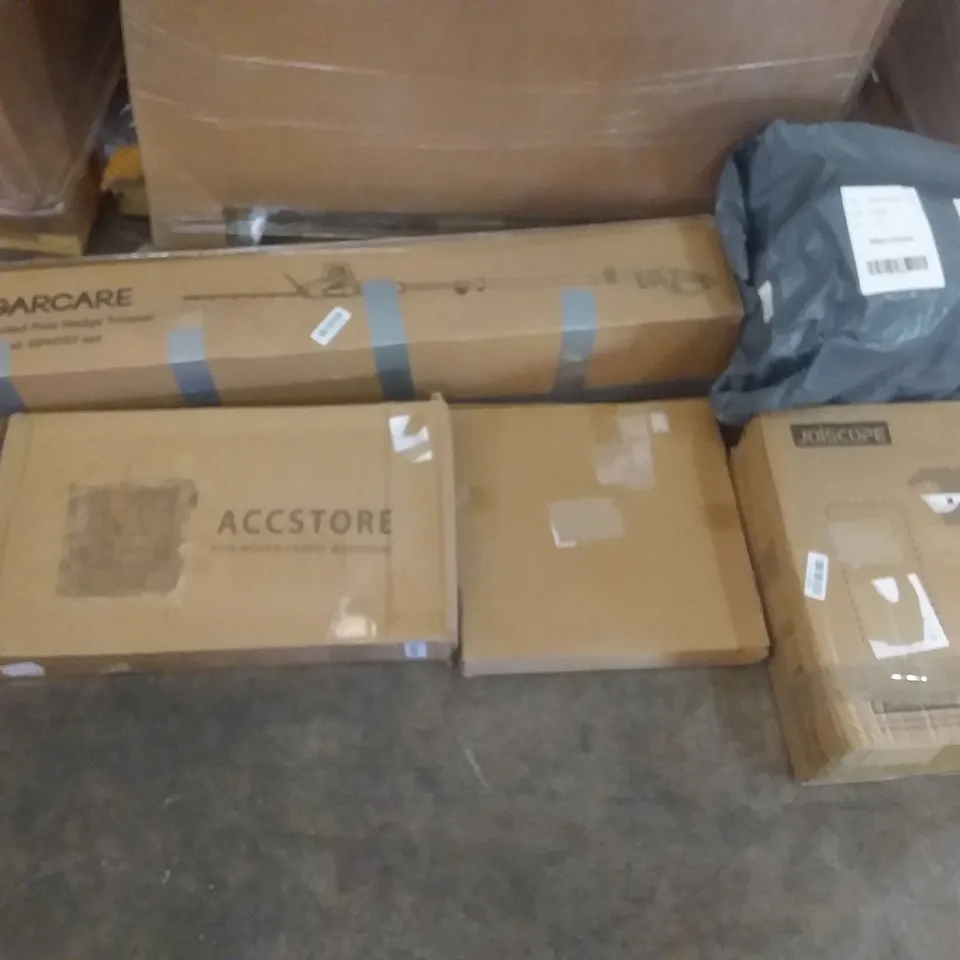PALLET OF ASSORTED ITEMS INCLUDING GARCARE CORDED POLE HEDGE TRIMMER, ACCSTORE FABRIC WARDROBE, JOISCOPE, MERRIMEN BUBBLE WRAP ROLL, SNOW CONE MACHINE, COZEEMAX GARMENT STEAMER