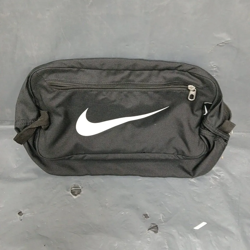 NIKE WASH BAG IN BLACK 