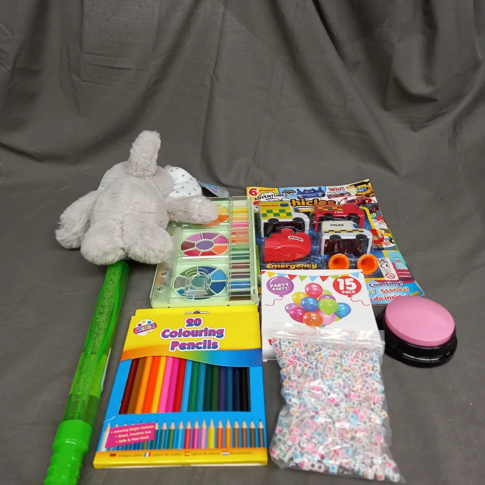 LARGE QAUNTIITY OF ASSORTED TOYS AND GAMES TO INCLUDE TEDDIES, COLOURING PENCILS AND BUBBLES