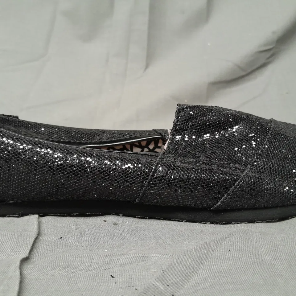 BOX OF APPROXIMATELY 15 BOXED PAIRS OF DESIGNER SLIP-ON SHOES IN BLACK W. GLITTER EFFECT - VARIOUS SIZES
