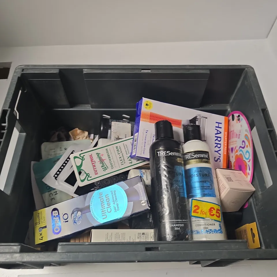 TOTE OF APPROXIMATELY 10 ASSORTED BEAUTY PRODUCTS INCLUDING ORAL B IO ULTIMATE CLEAN, EUTHYMOL TOOTHBRUSH AND TRESEMME SHAMPOO AND CONDITIONER