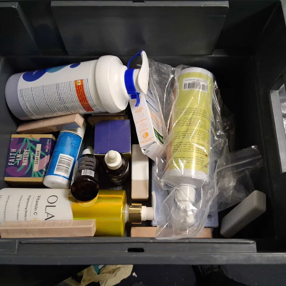 APPROXIMATELY 20 ASSORTED HEALTH AND BEAUTY PRODUCTS TO INCLUDE; OLAY, ESTRID, STORIES AND INK AND RHODES