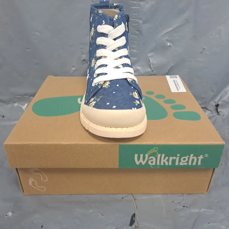 BOXED PAIR OF WALKRIGHT KIDS SHOES IN BLUE W. FLORAL DESIGN SIZE 12