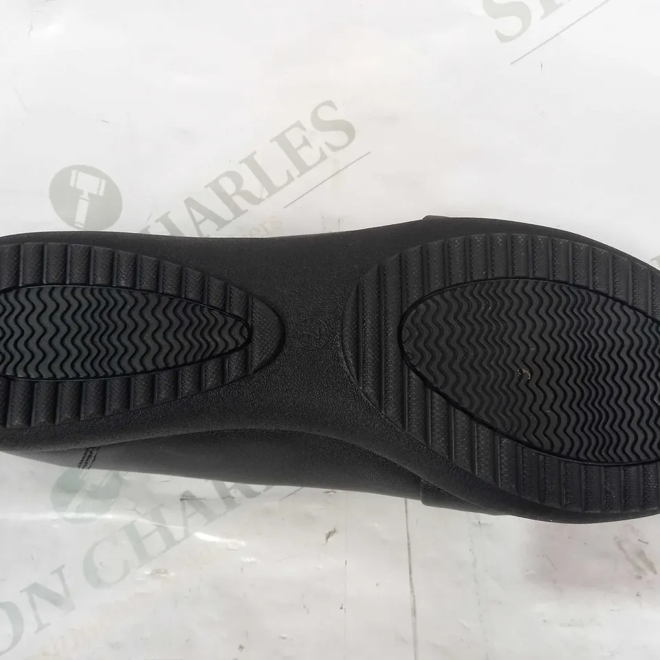 PAIR OF JDWILLIAMS FORMAL SLIP-ON SHOES IN BLACK UK SIZE 7