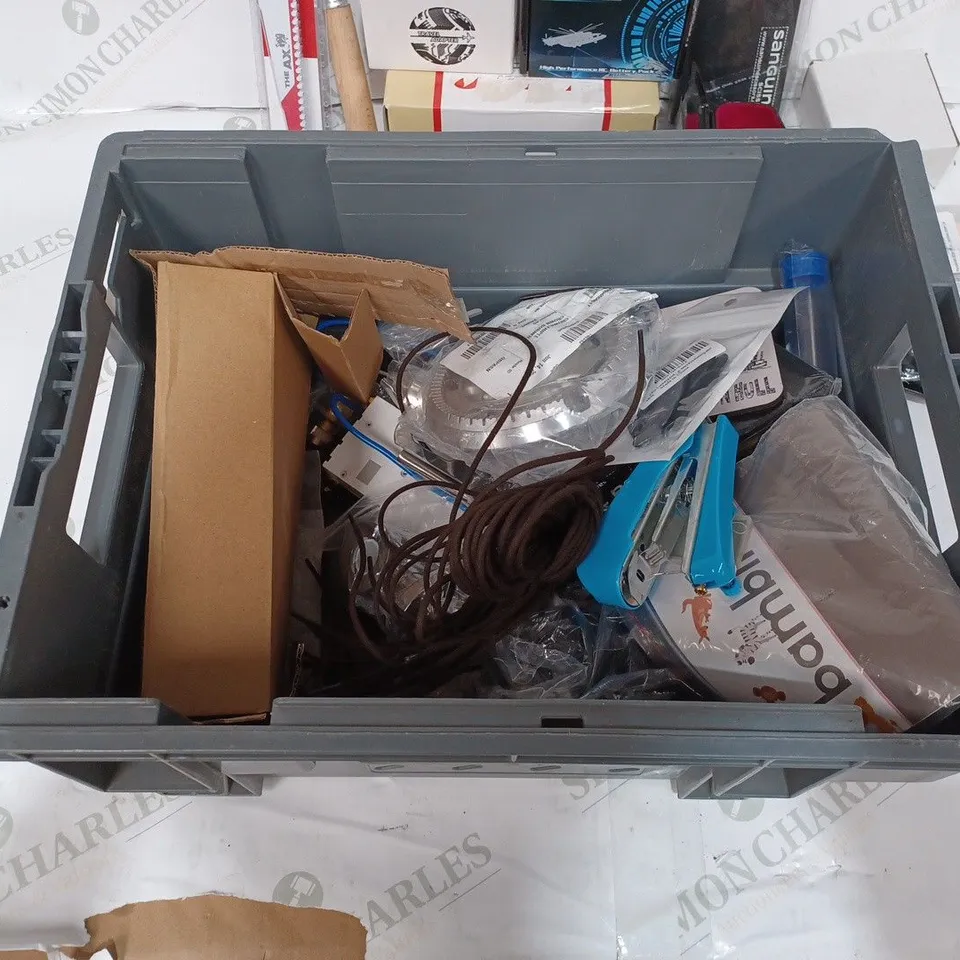 BOX TO CONTAIN APPROX. 25 X ASSORTED HOUSEHOLD PRODUCTS. INCLUDES TV REMOTES, DÉCOR ITEMS, PLUG ADAPTERS ETC 