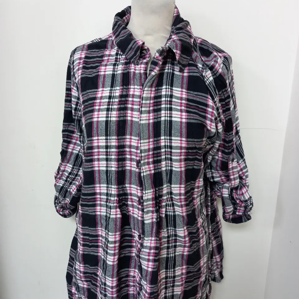APPROXIMATELY 20 ASSORTED CLOTHING ITEMS TO INCLUDE SHIRTS, TROUSERS, DRESSES 