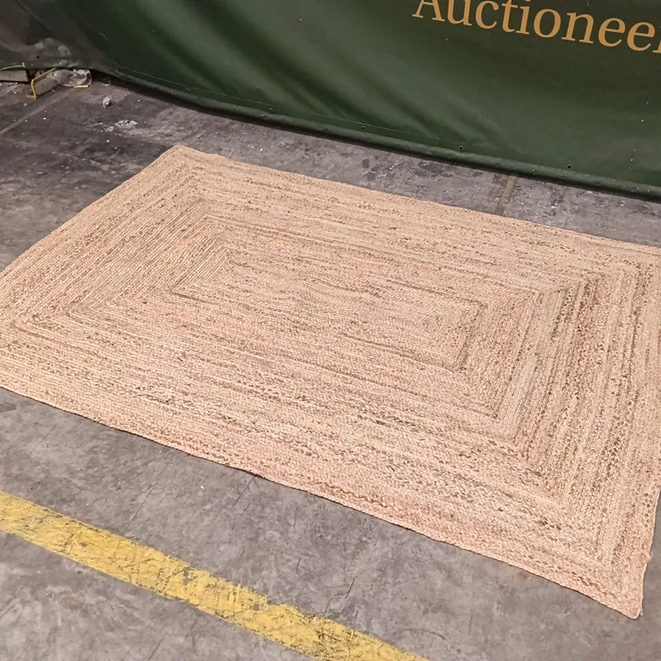 QUALITY DESIGNER AREA RUG - APPROXIMATELY 233CM X 160CM