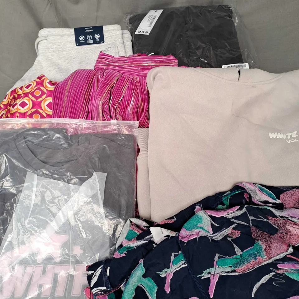 BOX OF APPROXIMATELY 25 ASSORTED CLOTHING ITEMS TO INCLUDE - HOODY, JOGGERS, DRESS - ETC