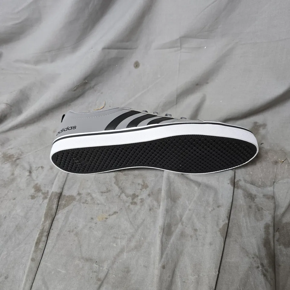 ADIDAS MEN'S GREY SNEAKERS WITH BLACK 3-STRIPE DESIGN SIZE 11.5