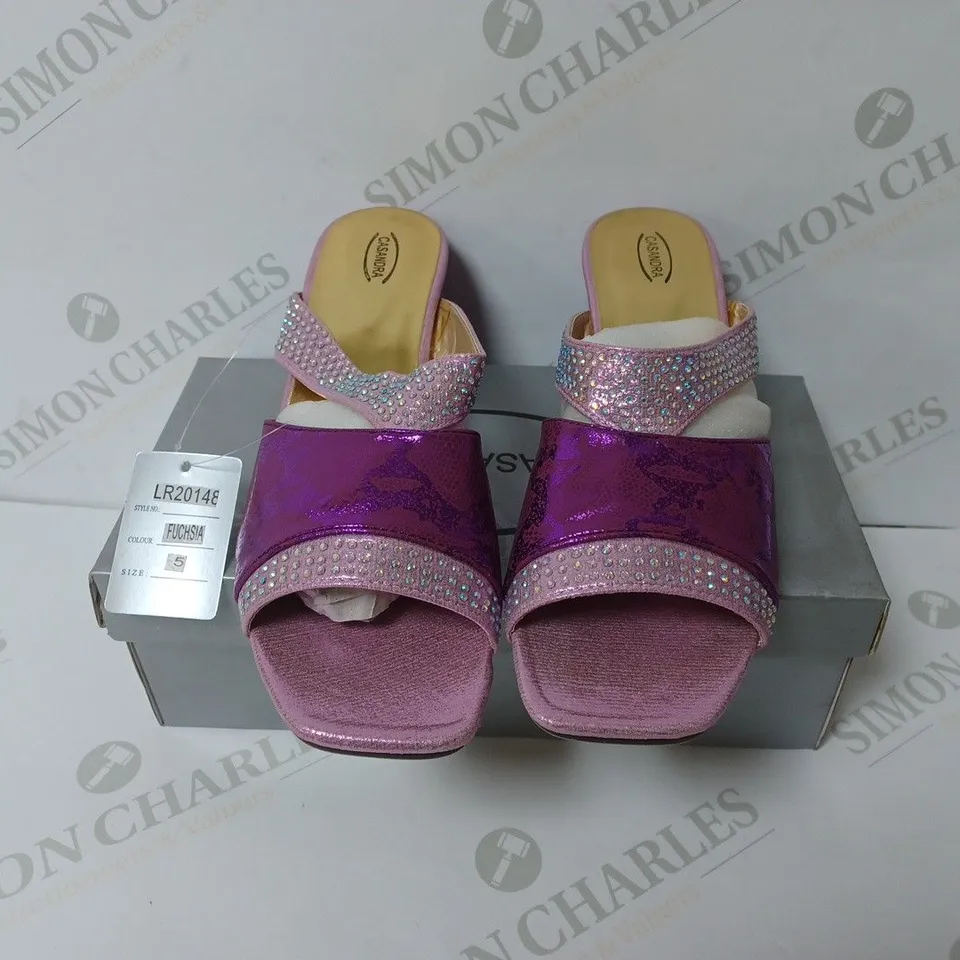 BOXED PAIR OF CASANDRA SANDALS IN FUCHSIA SIZE 5 