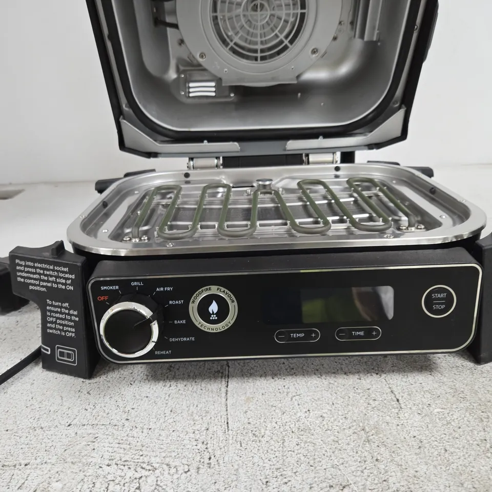 NINJA WOODFIRE PELLET GRILL WITH SMOKE BOX – COUNTERTOP KITCHEN APPLIANCE (USED)