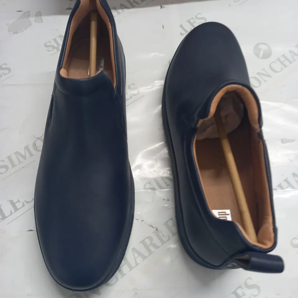 BOXED PAIR OF FIRFLOPS RALLY LEATHER SLIP-ON TRAINERS IN MIDNIGHT NAVY - UK 7