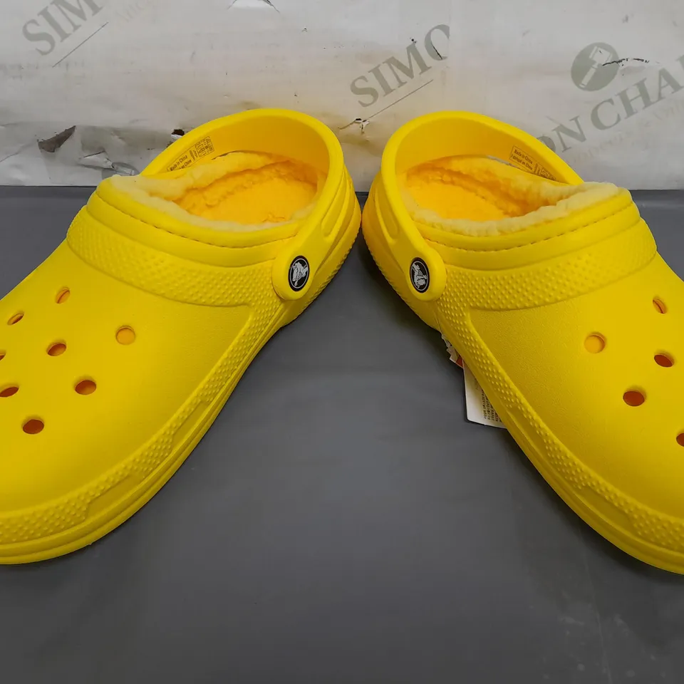 BOXED PAIR OF CROCS CLASSIC LINED CLOGS IN YELLOW UK SIZE M4/W5