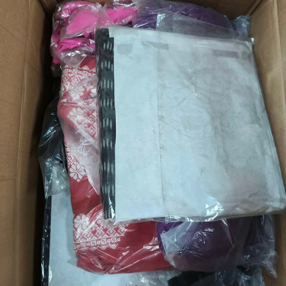 APPROXIMATELY 35 ASSORTED WOMENS CLOTHING ITEMS IN VARIOUS SIZES & STYLES