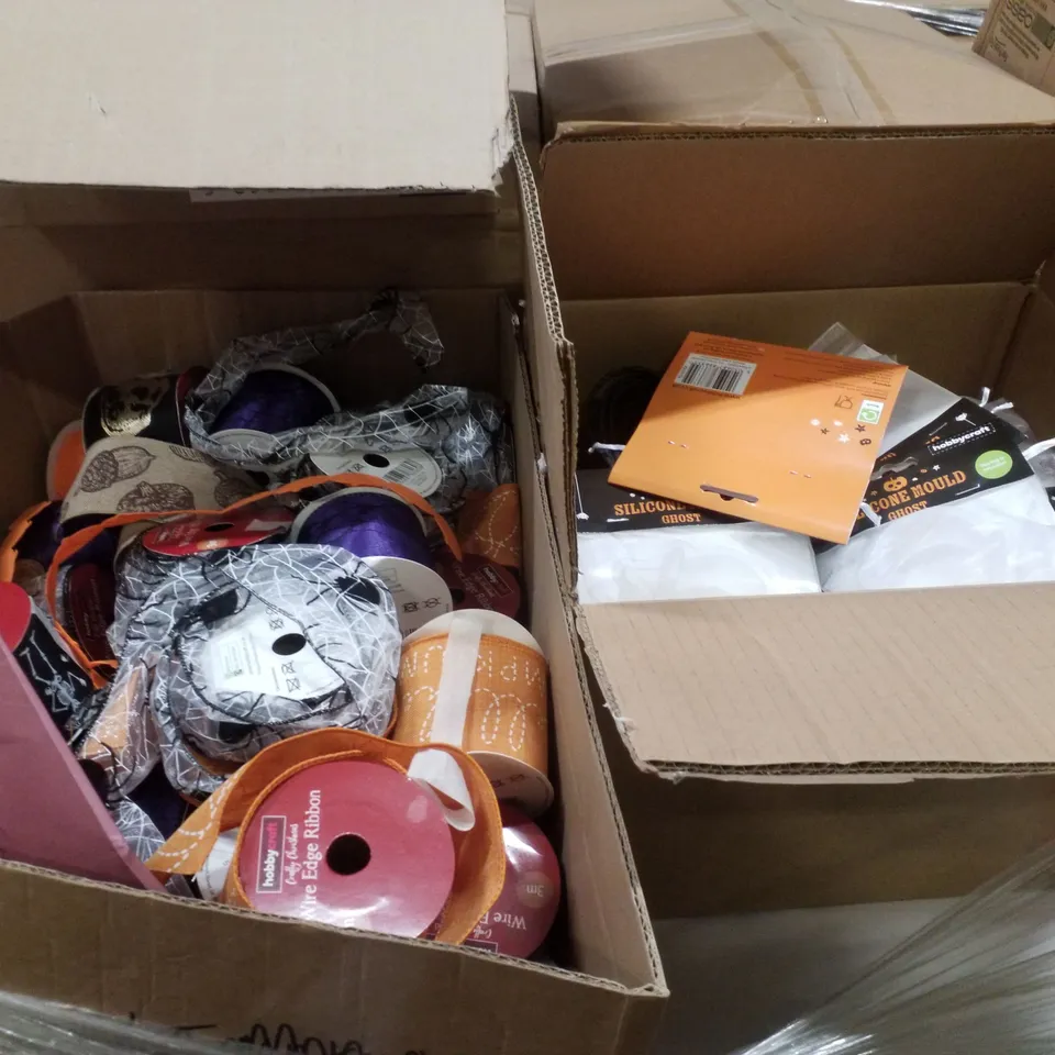 PALLET CONTAINING ASSORTED HALLOWEEN DECORATIONS INCLUDING WIRE EDGE RIBBONS, SILICONE MOULDS, PAPER BAGS, PAPER MACHE PUMPKINS & DISCO PUMPKINS