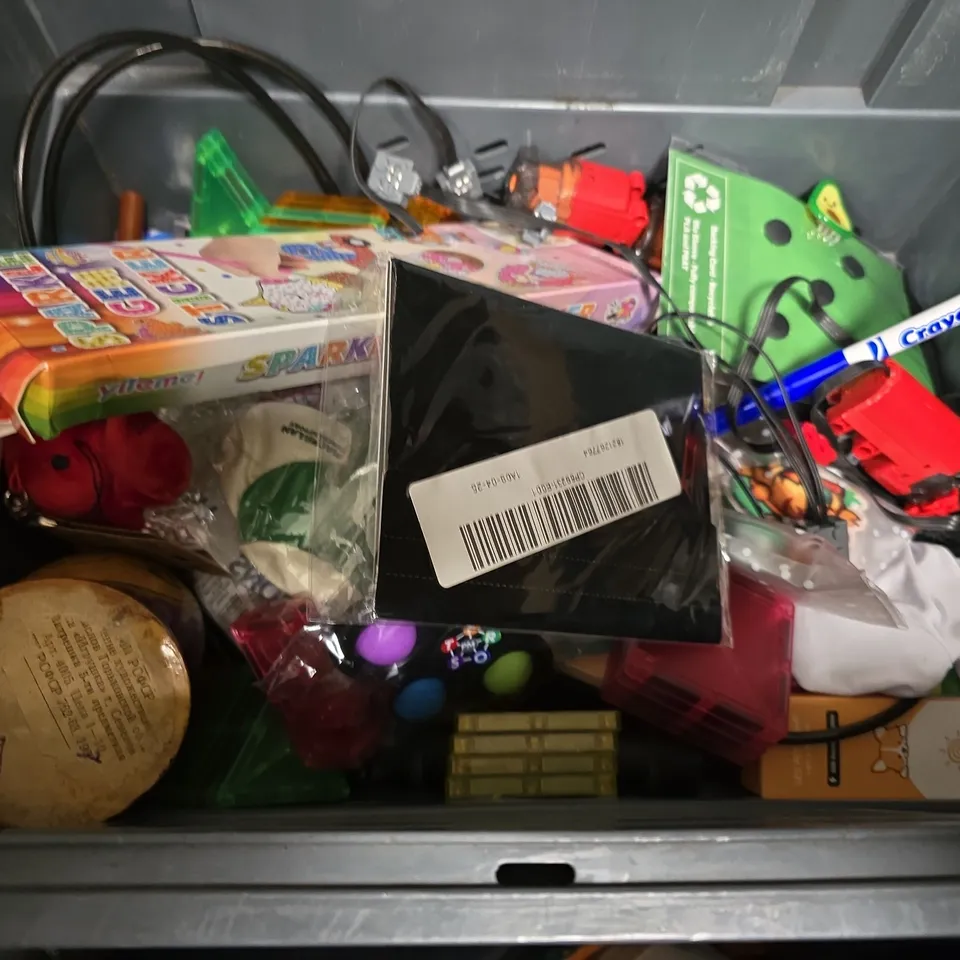 APPROXIMATELY 10 ASSORTED TOYS & GAMES PRODUCTS TO INCLUDE FELT TIPS , PENCILS , DECK OF CARDS , ETC  