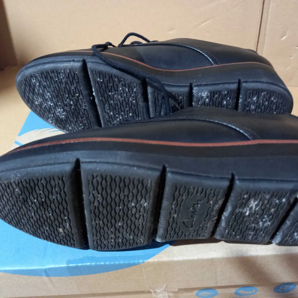 BOXE PAIR OF OUTLET CLARKS SHAYLIN LACE UP SHOE SIZE 5 BLACK