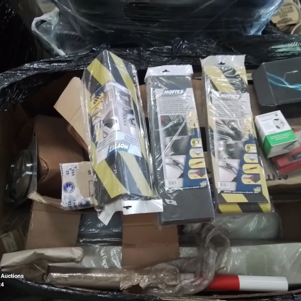 PALLET OF VARIOUS ELECTRICAL AND PLUMBING PARTS AND FITTINGS TO INCLUDE: WORK LIGHTS STICKY WALL GUARDS ETC.