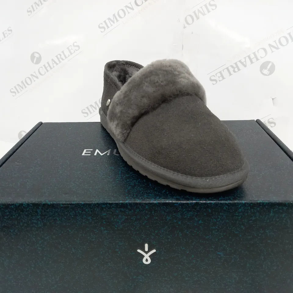 BOXED PAIR OF EMU AUSTRALIA GREY FLUFF SLIPPER SIZE 4
