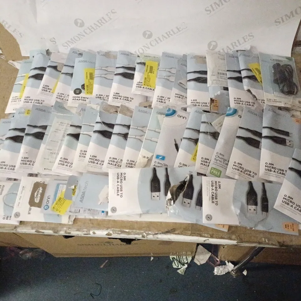 LOT OF APPROX 30 ASSORTED CABLES AND ADAPTERS TO INCLUDE USB CABLES, LIGHTNING CABLES, USB ADAPTERS ETC