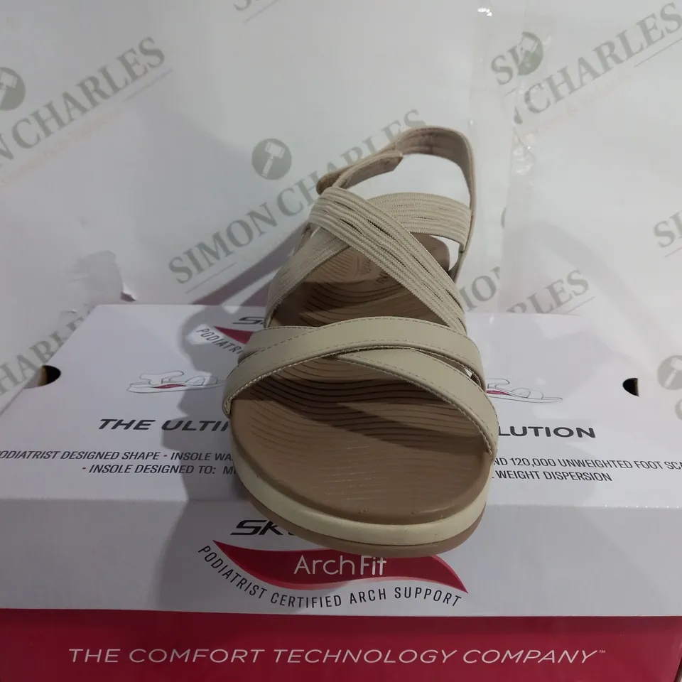 BOXED PAIR OF SKECHERS ARCHFIT HEELED OPEN TOE SANDALS - SIZE 6