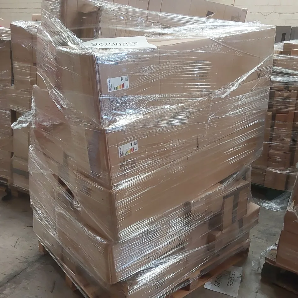 PALLET CONTAINING A LARGE QUANTITY OF ASSORTED LIGHTING PRODUCTS