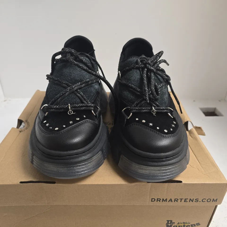 BOXED PAIR OF DR. MARTENS DMXL GUARD BLACK PLATFORM BOOTS – UK 7