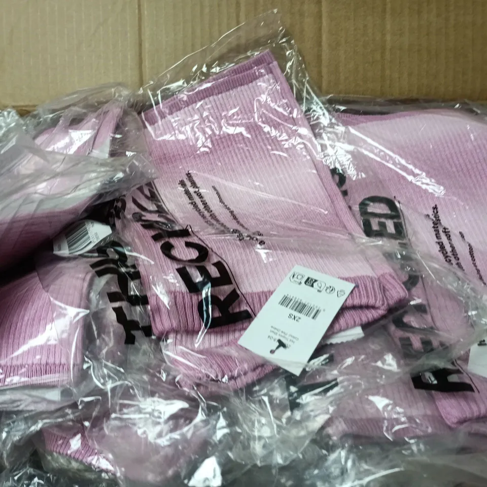 APPROXIMATELY 20 ASSORTED CLOTHING ITEMS IN VARIOUS SIZES, COLOURS & STYLES TO INCLUDE FLEECE MICRO SHORT, HOT TROPICS SHORT, ETC