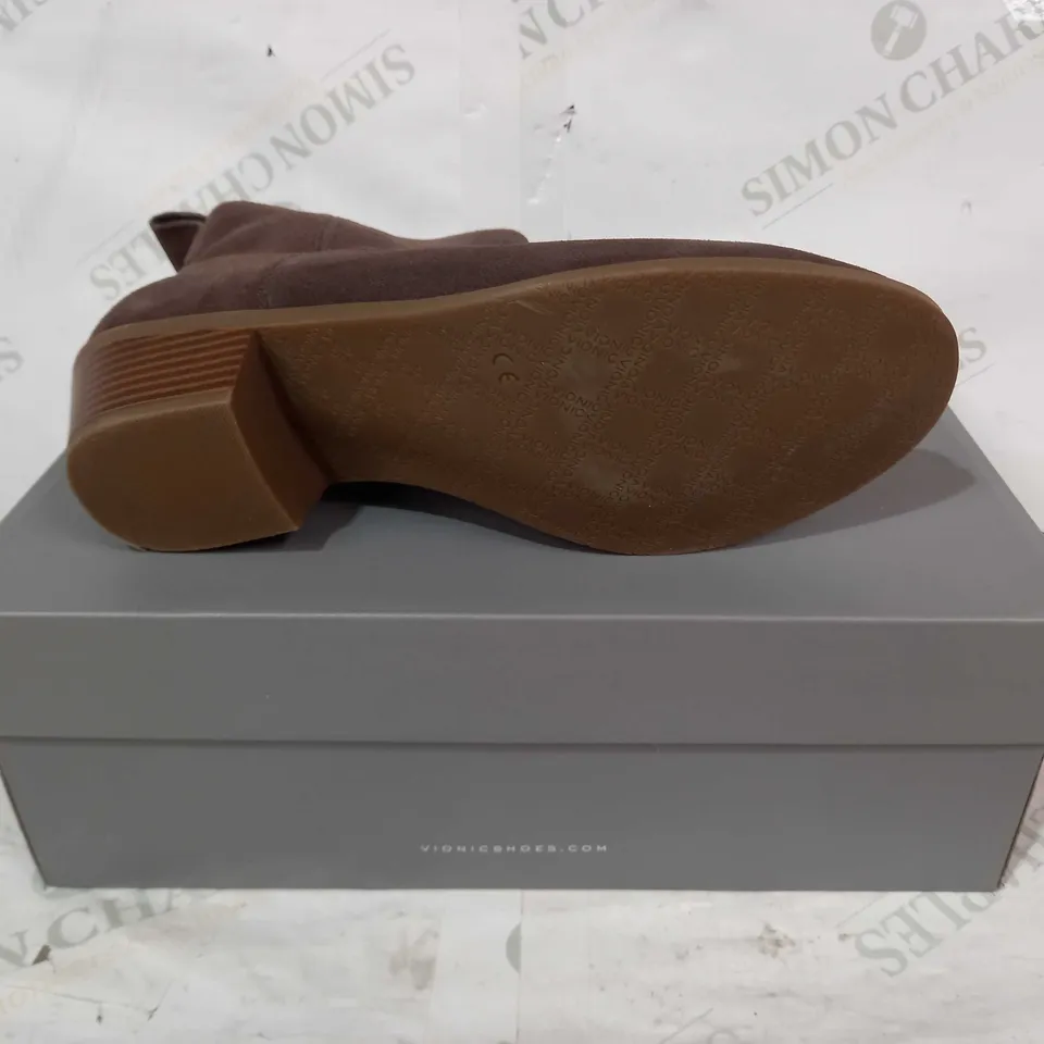 BOXED PAIR OF VIONIC LOW HEELED SIDE ZIP BOOTS IN BROWN UK SIZE 7