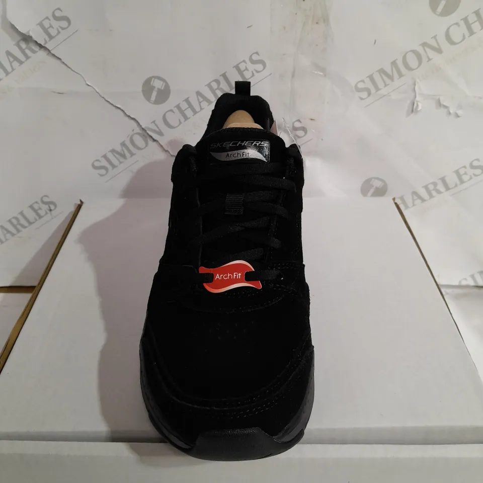 PAIR OF SKECHERS ARCH FIT TRAINERS BLACK UK SIZE 5.5