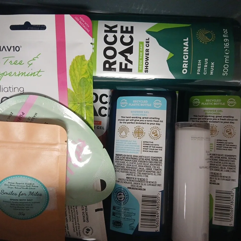 APPROXIMATELY 12 ASSORTED COSMETIC ITEMS INCLUDING VARIOUS MAKES AND BRANDS - COLLECTION ONLY