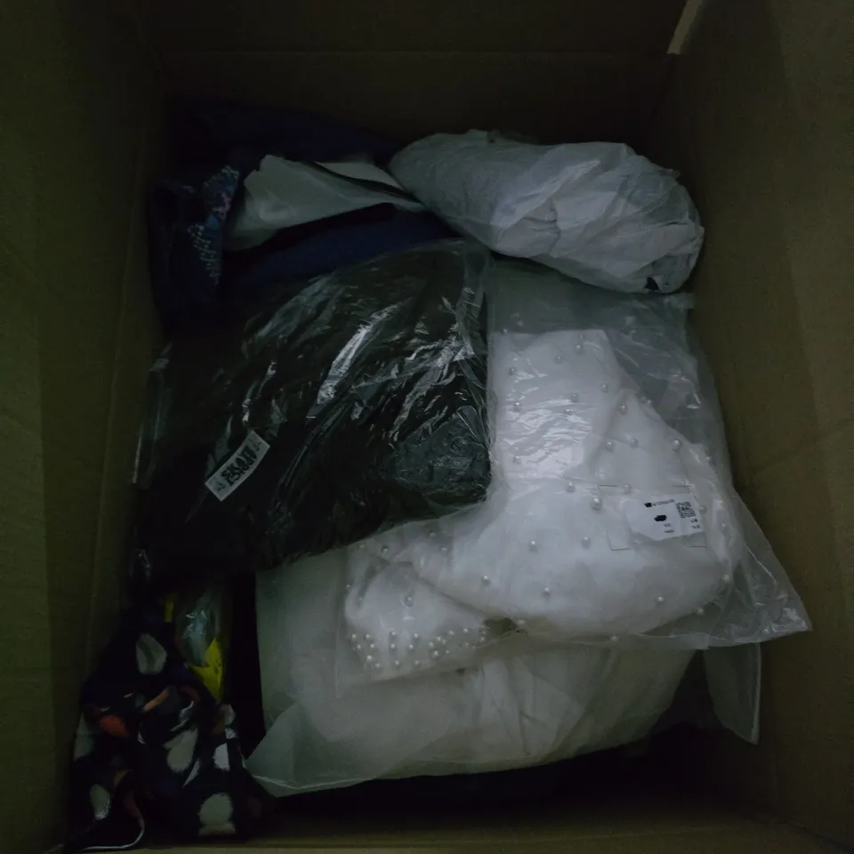 APPROXIMATELY 25 ASSORTED CLOTHING AND FASHION PRODUCTS IN VARIOUS STYLES AND SIZES - COLLECTION ONLY