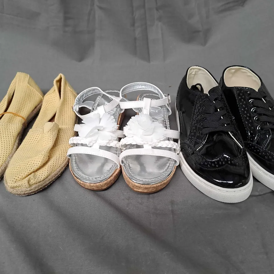 BOX OF APPROX 20 PAIRS OF ASSORTED SHOES IN VARIOUS COLOURS, STYLES AND SIZES