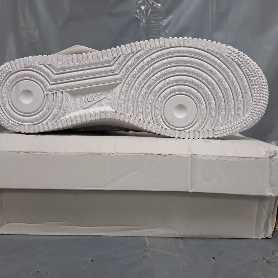 BOXED PAIR OF NIKE AIR FORCE 1 '07 SHOES IN WHITE SIZE UK 10