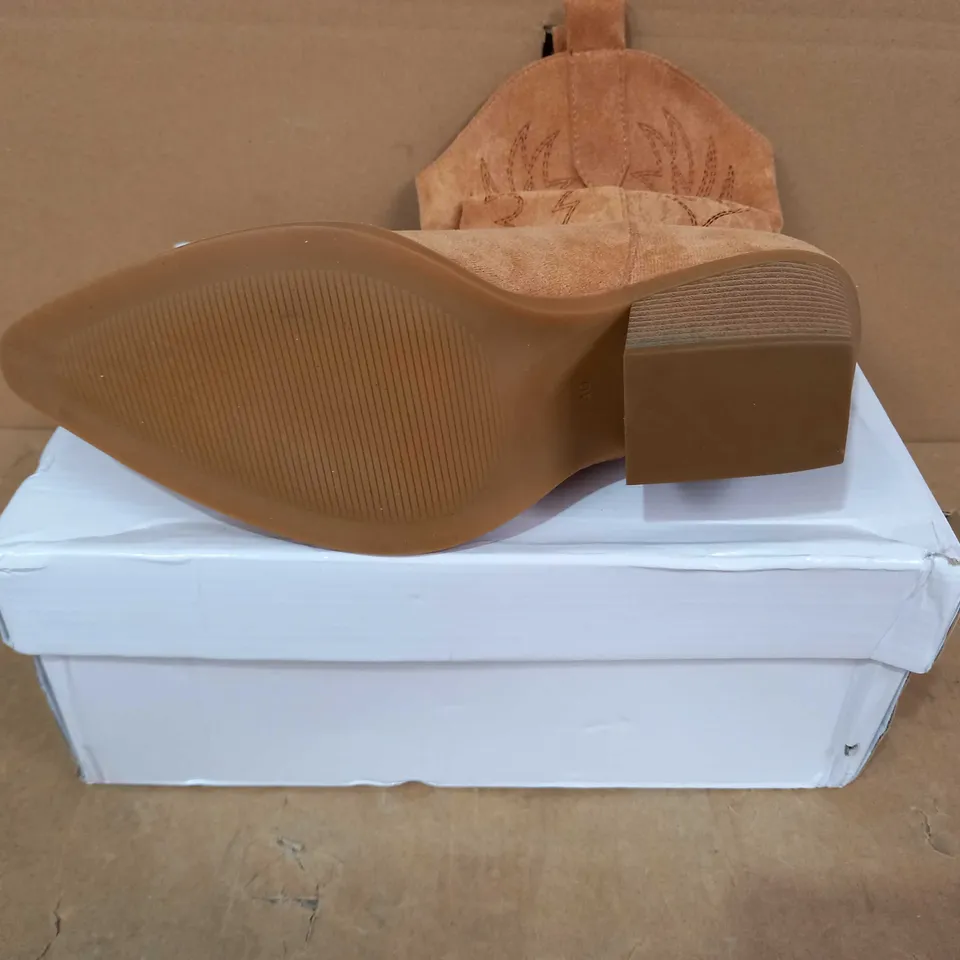BOXED PAIR OF MARQUIIZ COWBOY BOOTS IN TAN EU SIZE 40