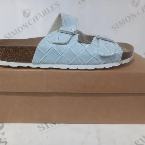 BOXED PAIR OF BONOVA OPEN TOE SANDALS IN LIGHT BLUE SIZE 6
