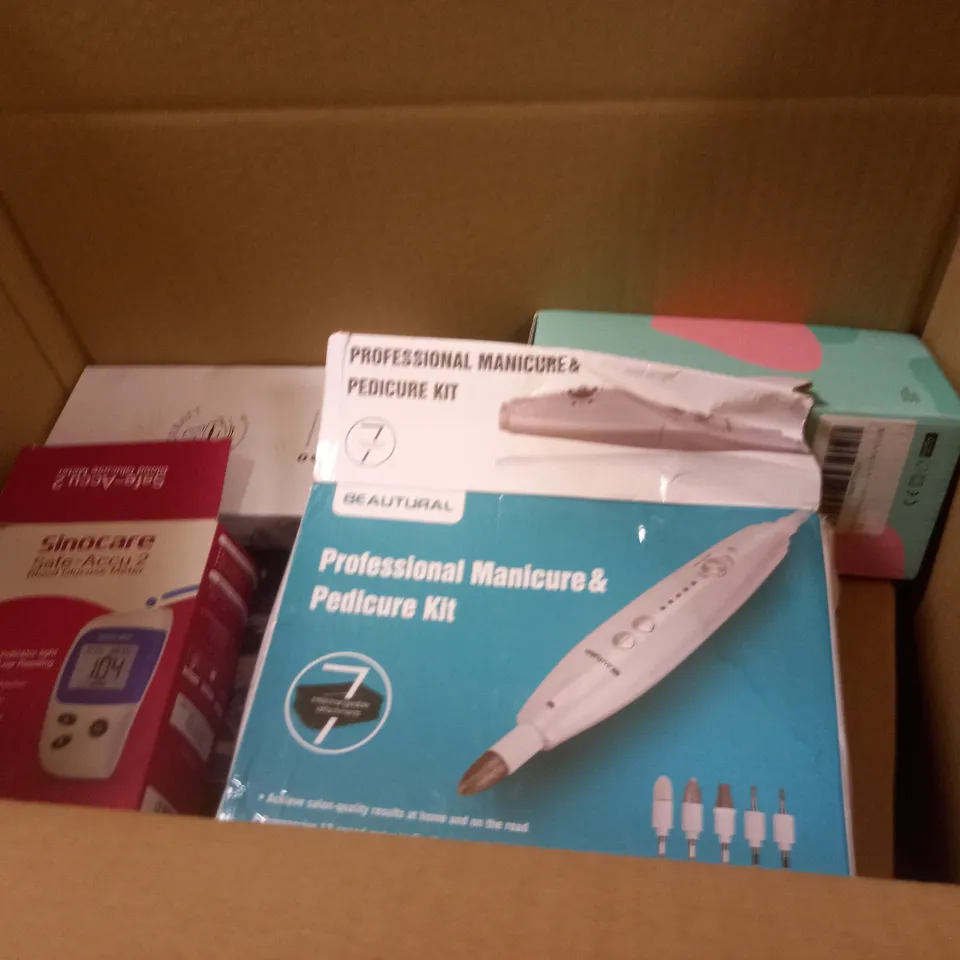 BOX OF APPROXIMATELY 5 ASSORTED ITEMS TO INCLUDE GLUCOSE METER, MANICURE KIT, LED DISK LIGHT ETC
