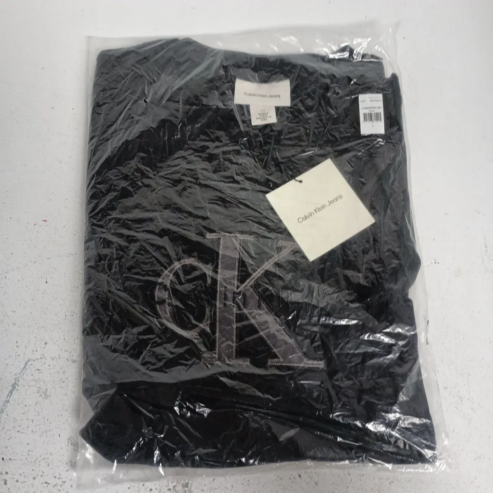 BAGGED CALVIN KLEIN JEANS ELEVATED MONOLOGO TEE IN BLACK - LARGE