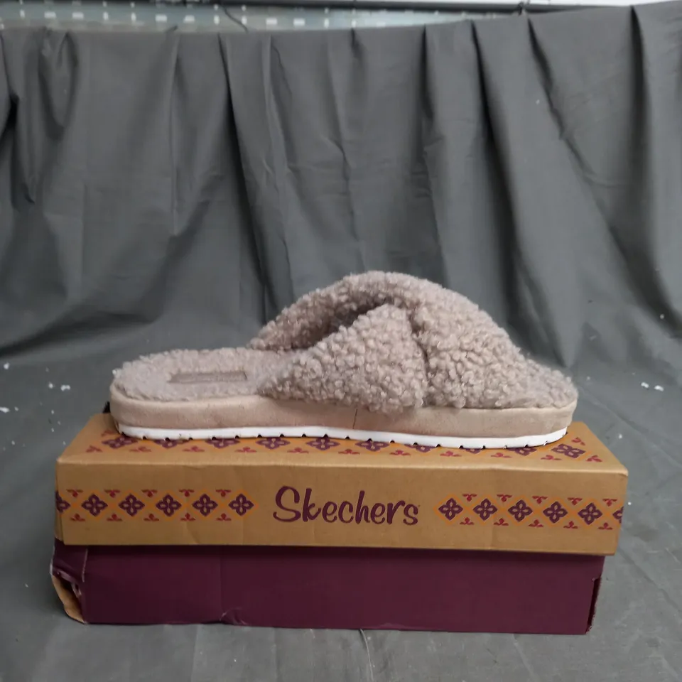 SKECHERS COZY SLIPPERS TUAPE SIZE 6