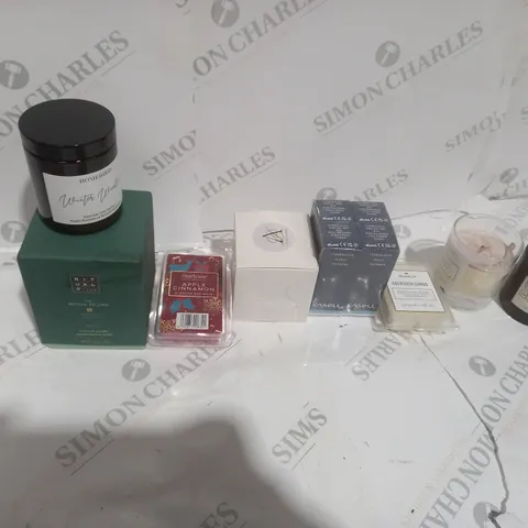 TOTE OF APPROXIMATELY 16 ASSORTED ITEMS TO INCLUDE A SCENTED CANDLE AND A SCENTED WAXMELT SET